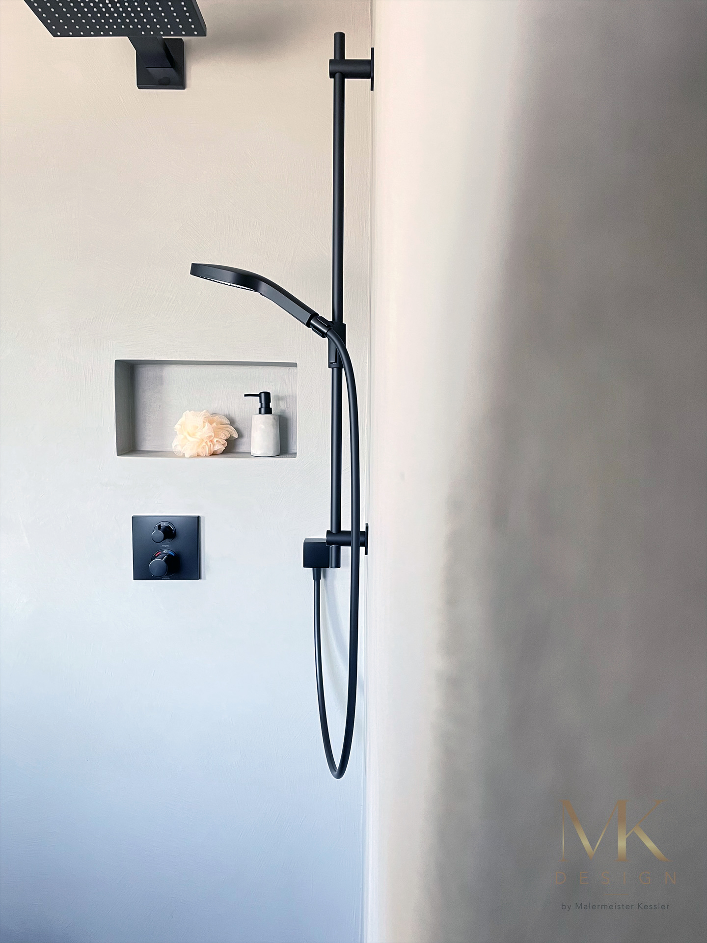 Detailaufnahme des kleinen fugenlosen Badezimmers in Herrenberg-Kayh