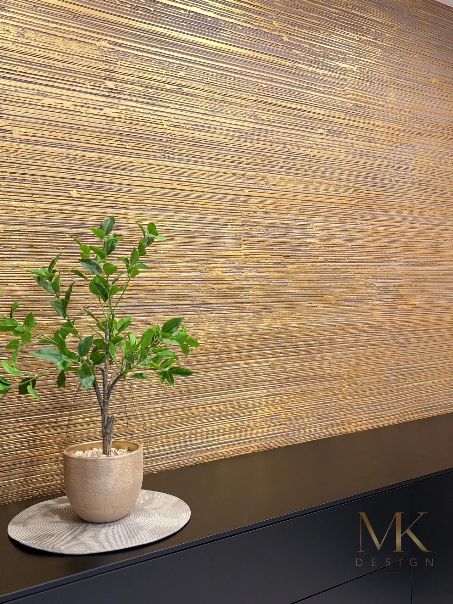 Detailaufnahme der goldenen Akzentwand im Wohnbereich in Oberjesingen