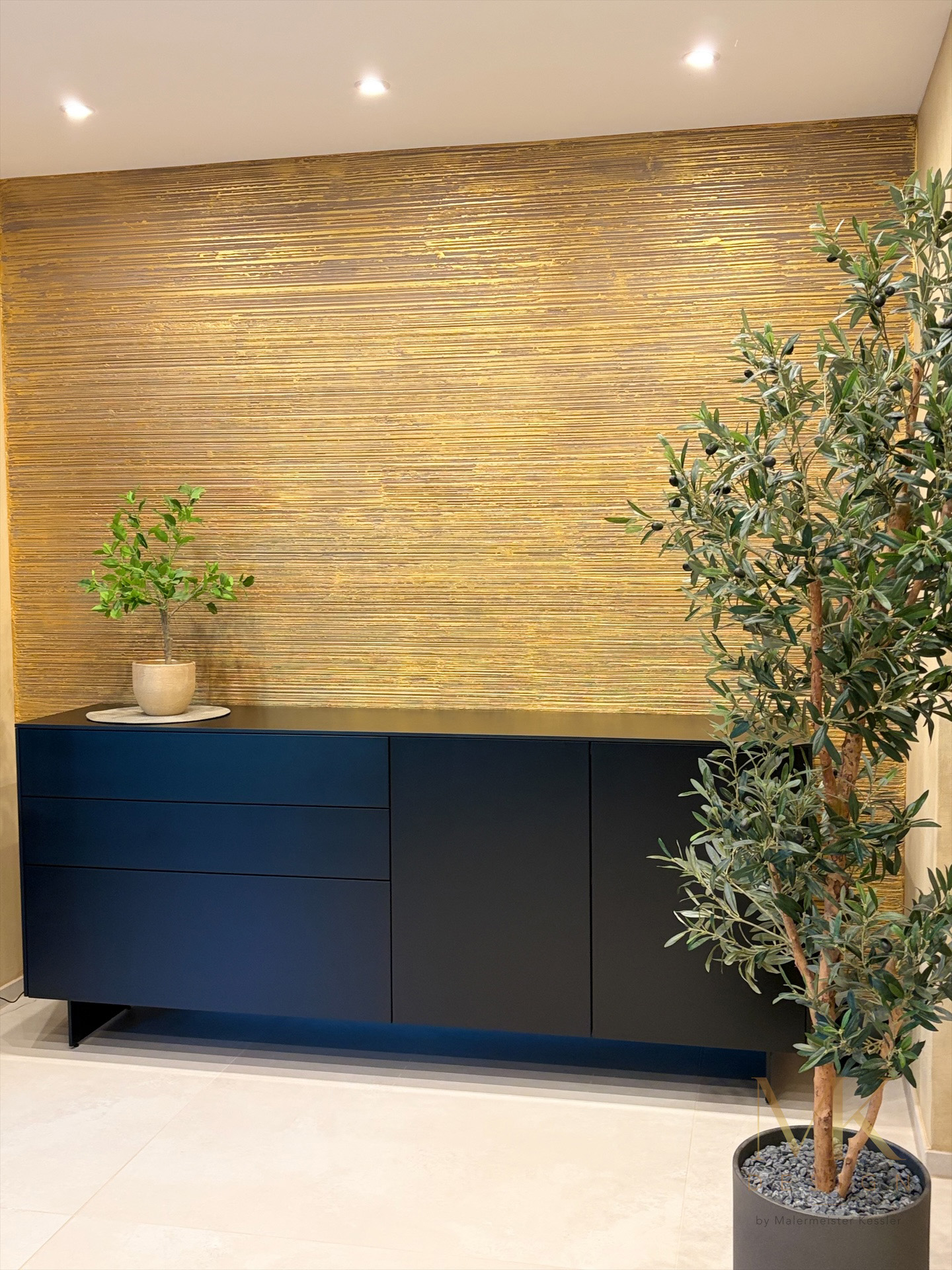 Goldene strukturierte Akzentwand mit dunklem Sideboard in Oberjesingen