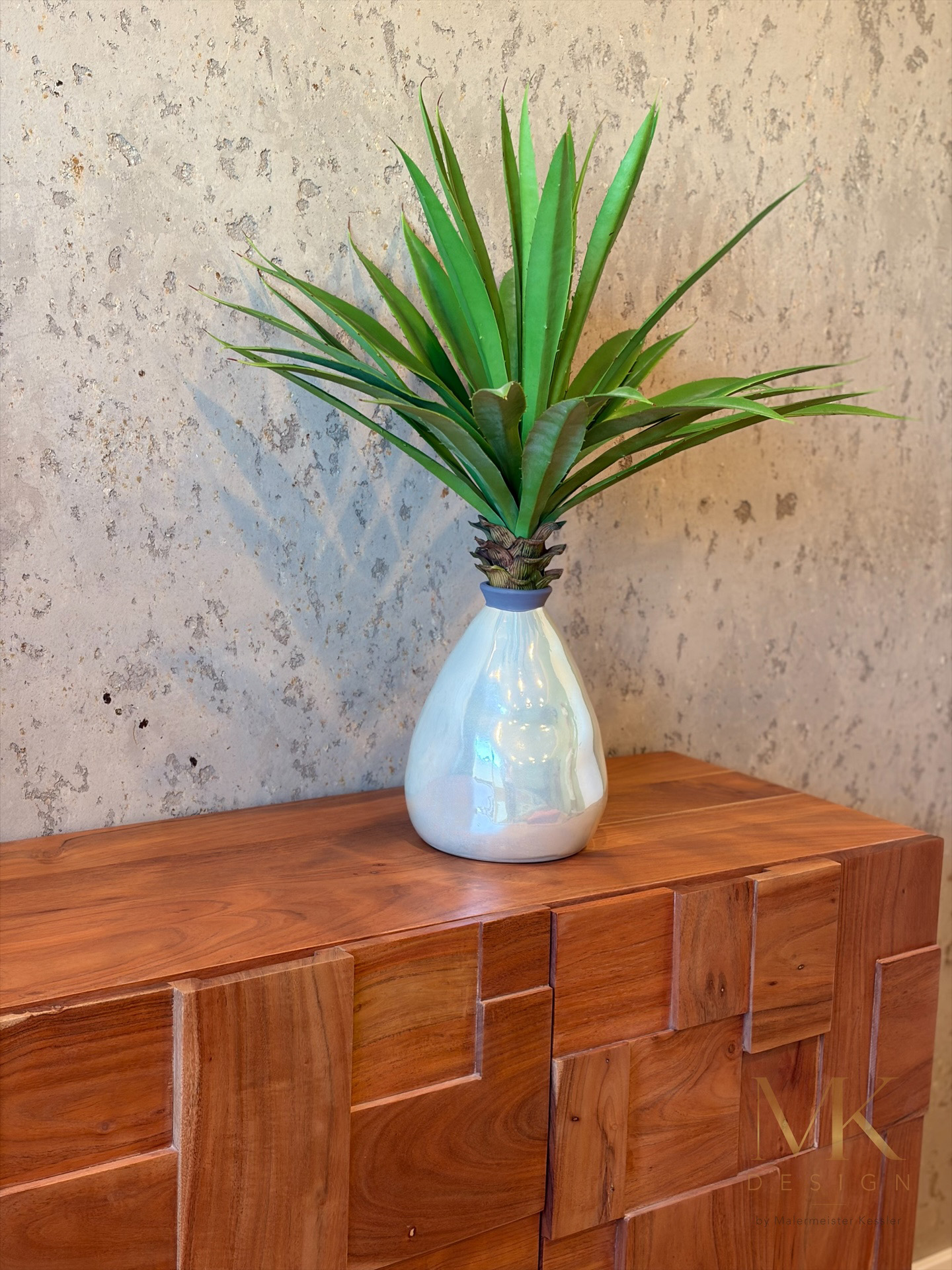 Kalkputzwand mit Sideboard im Schlafzimmer