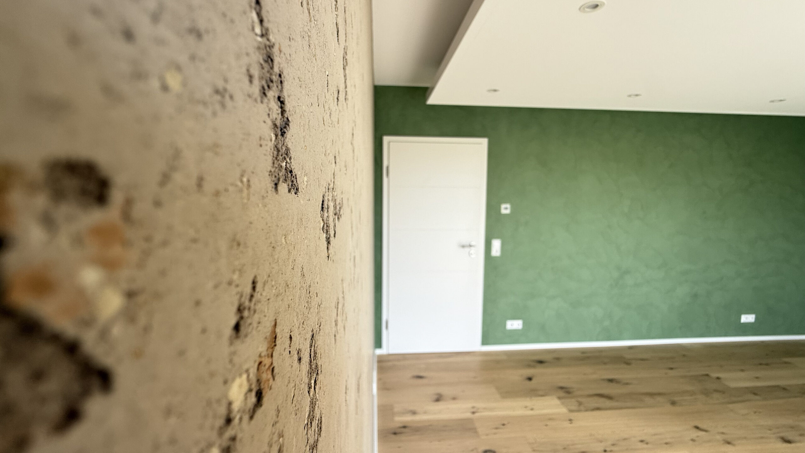 Seitliche Ansicht der gestalteten Schlafzimmerwände