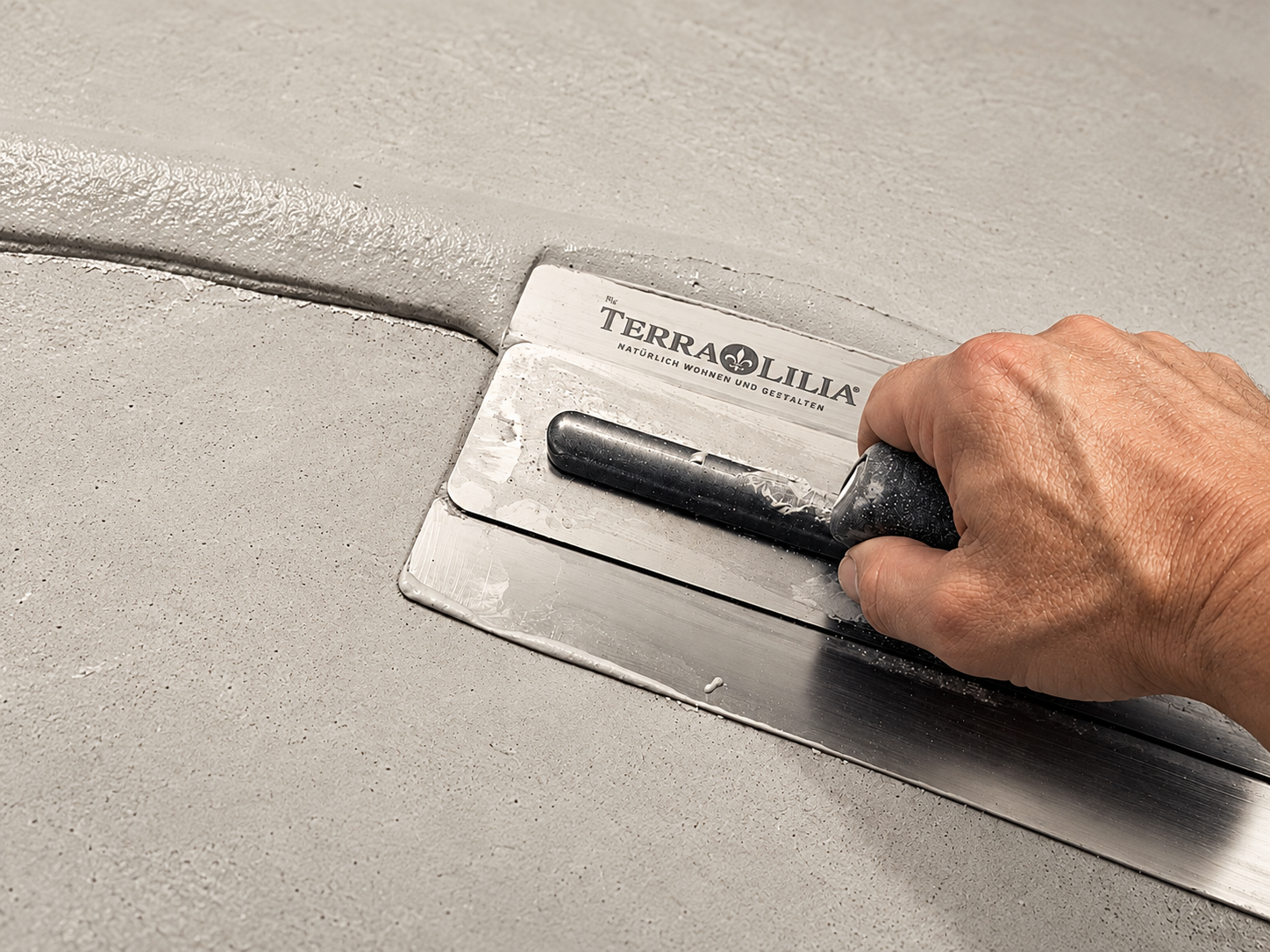 Handwerkliche Wandgestaltung mit Terra-Lilia-Werkzeug