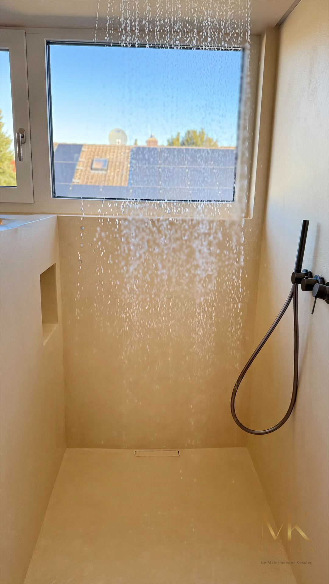 Regendusche vor fugenloser Wandoberfläche in Altdorf
