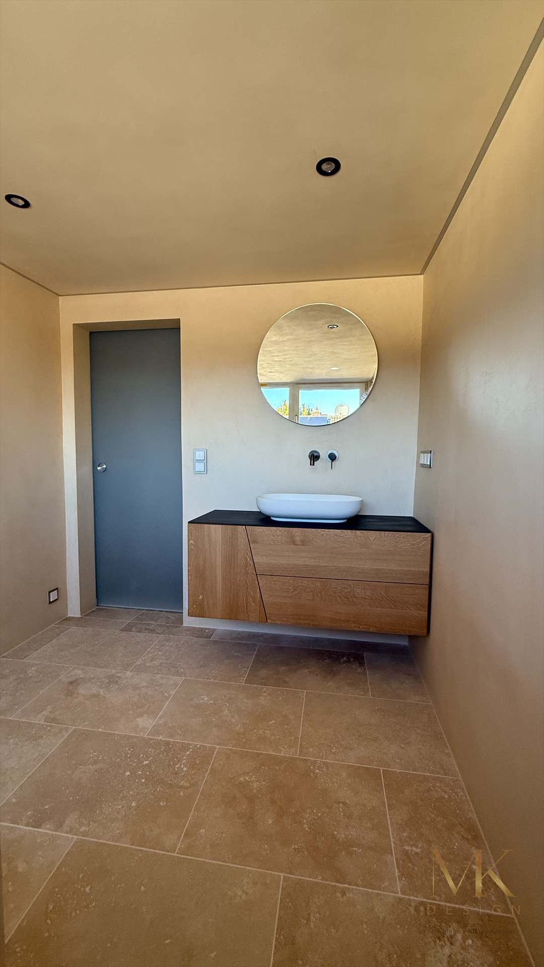 Waschtisch und Kalkputzdecke im Badezimmer in Altdorf