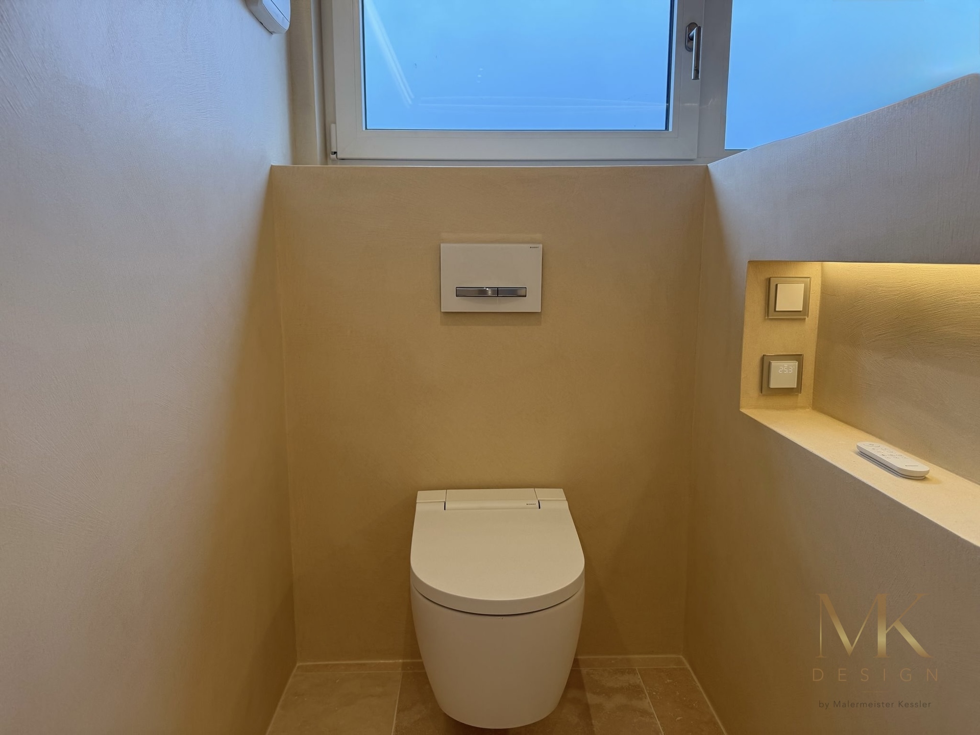 Fugenlose Wandgestaltung im WC-Bereich des Badezimmers in Altdorf