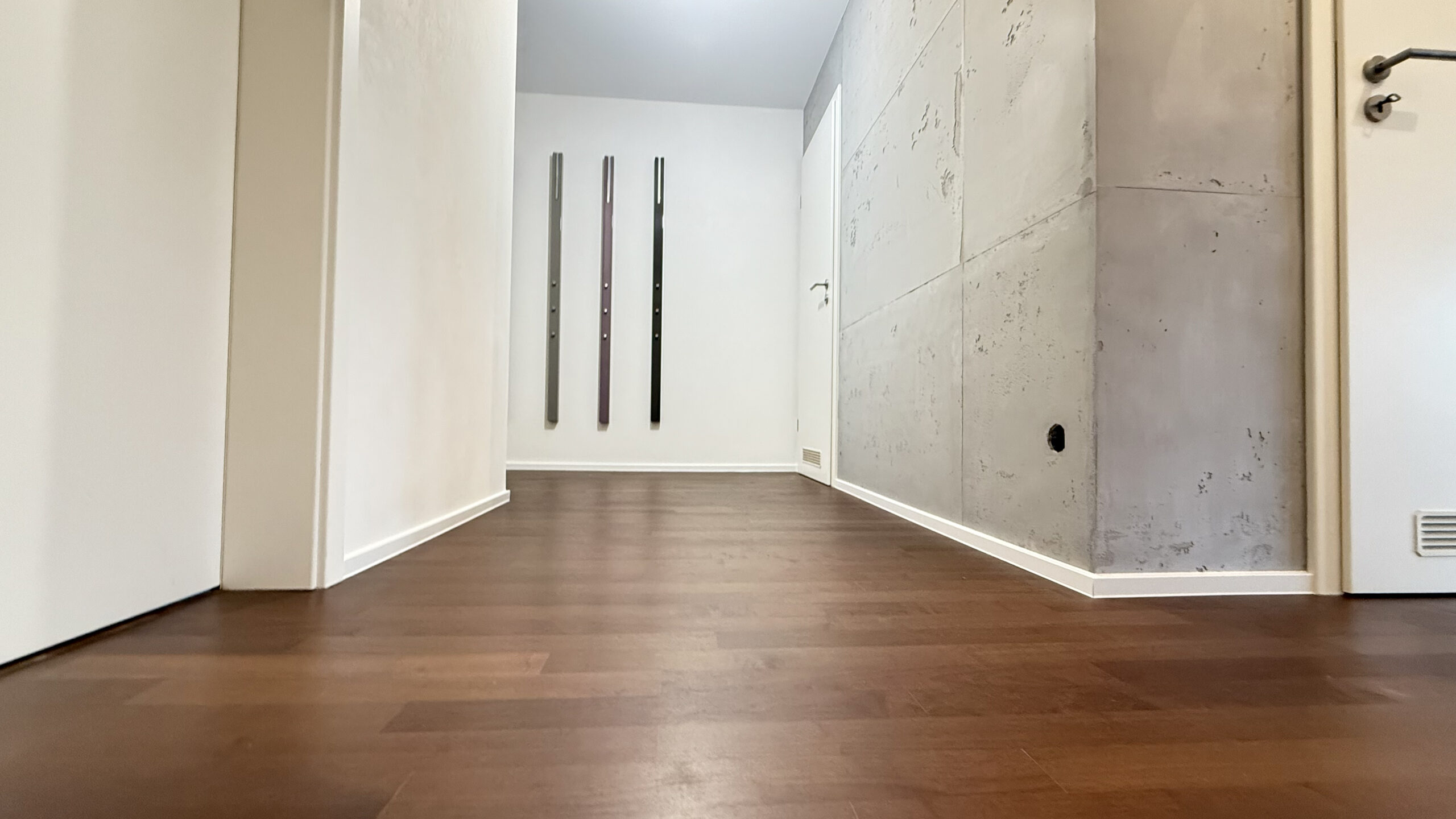 Flur mit Wandgestaltung in Betonoptik in Herrenberg