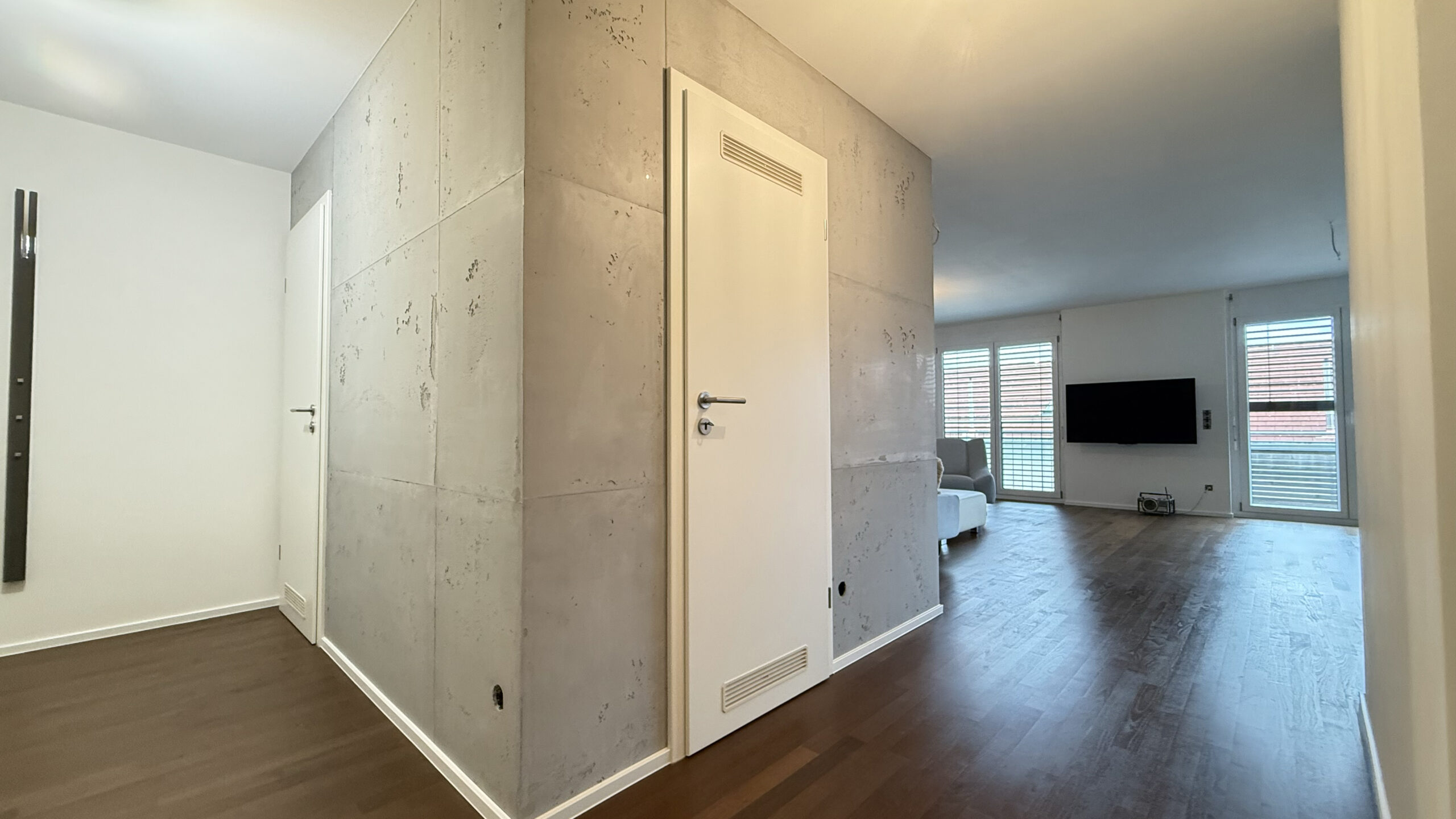 Wohnflur mit großformatiger Betonoptik-Wand in Herrenberg