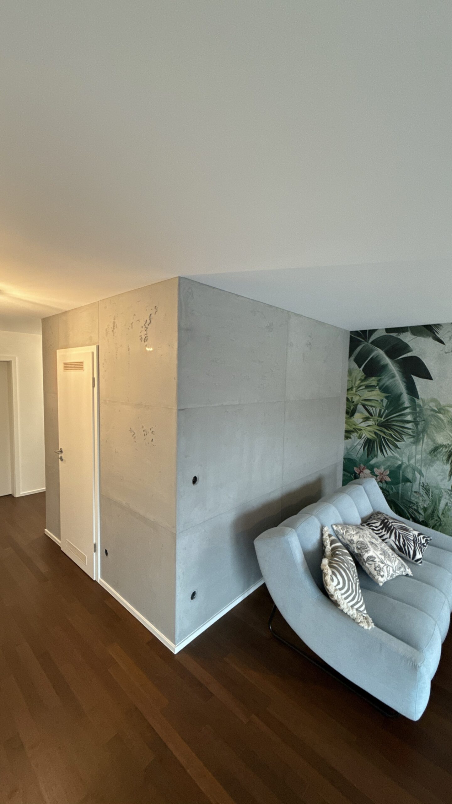 Raumgestaltung mit Betonoptik, Mustertapete und Kalkputzwänden in Herrenberg