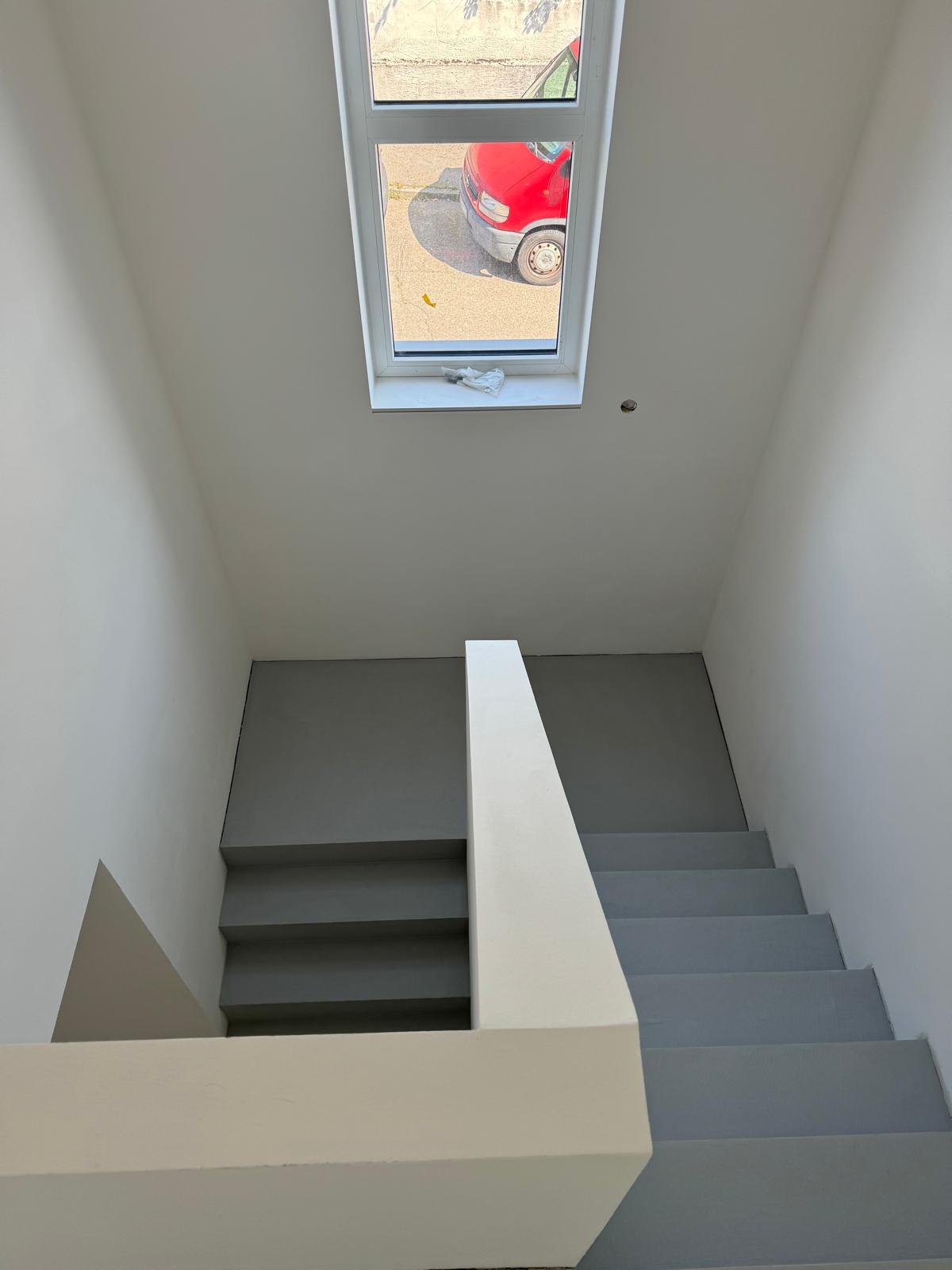 Fugenlose Treppengestaltung im hellen Treppenhaus in Leonberg