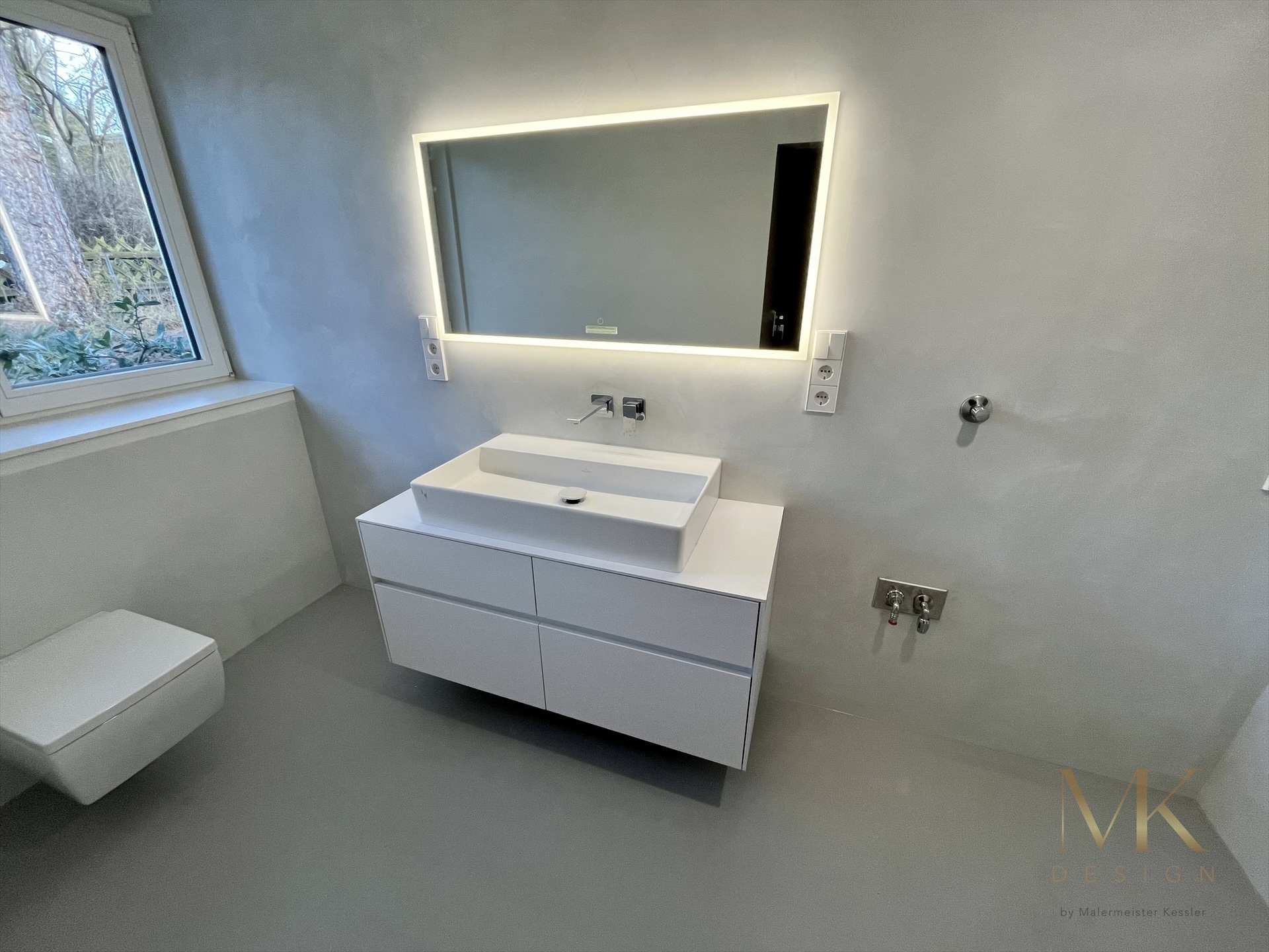 Fugenloses Badezimmer in abgestimmten Grautönen in Maichingen