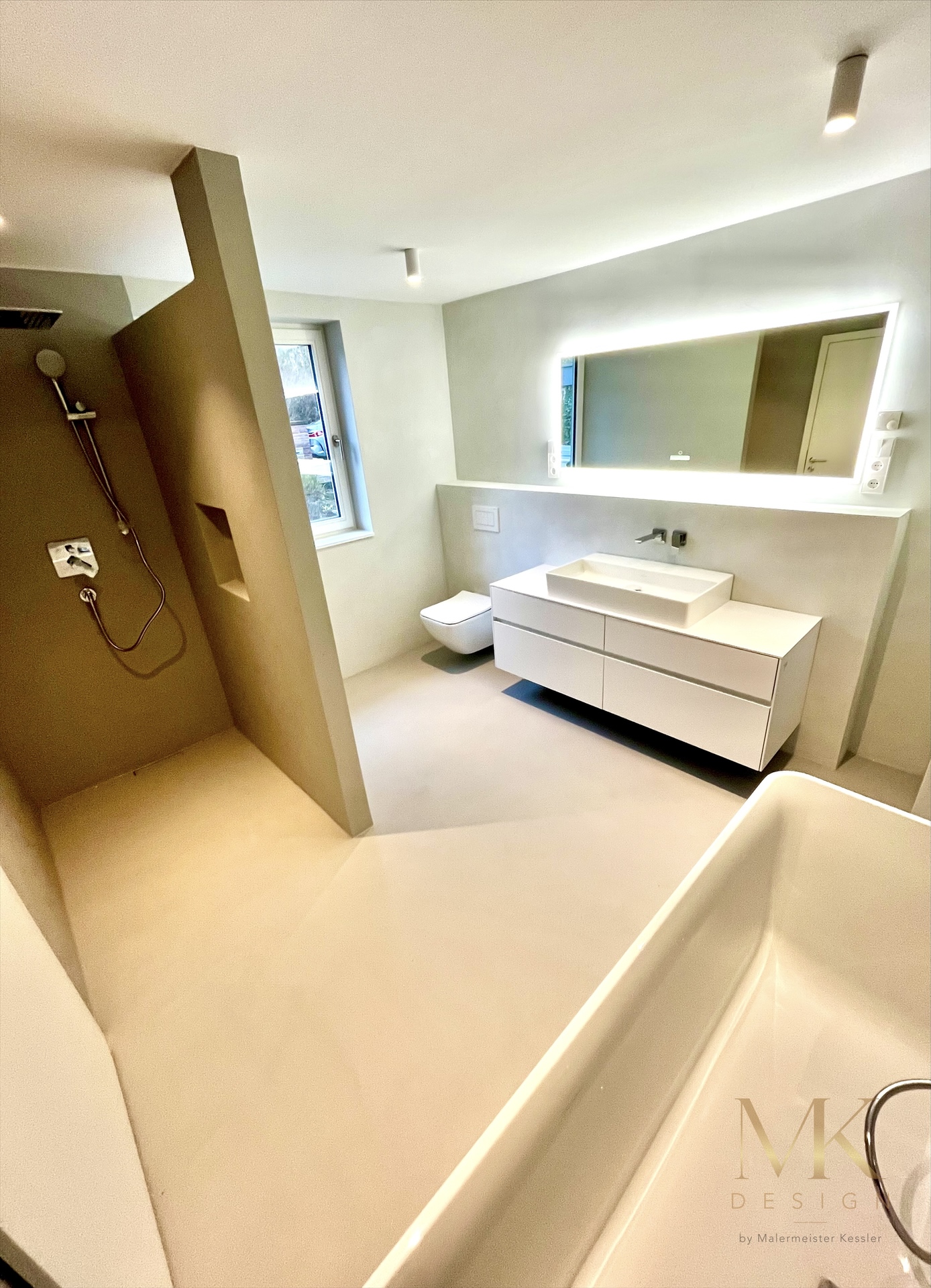 Badewanne und bodengleiche Dusche im fugenlosen Bad in Maichingen