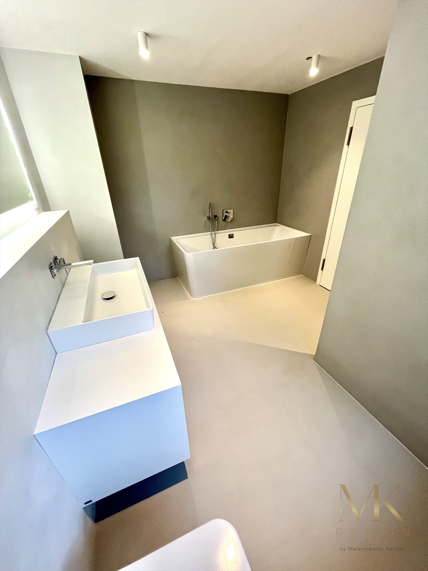 Badewanne und Waschtisch mit Kalkputzwänden in Maichingen