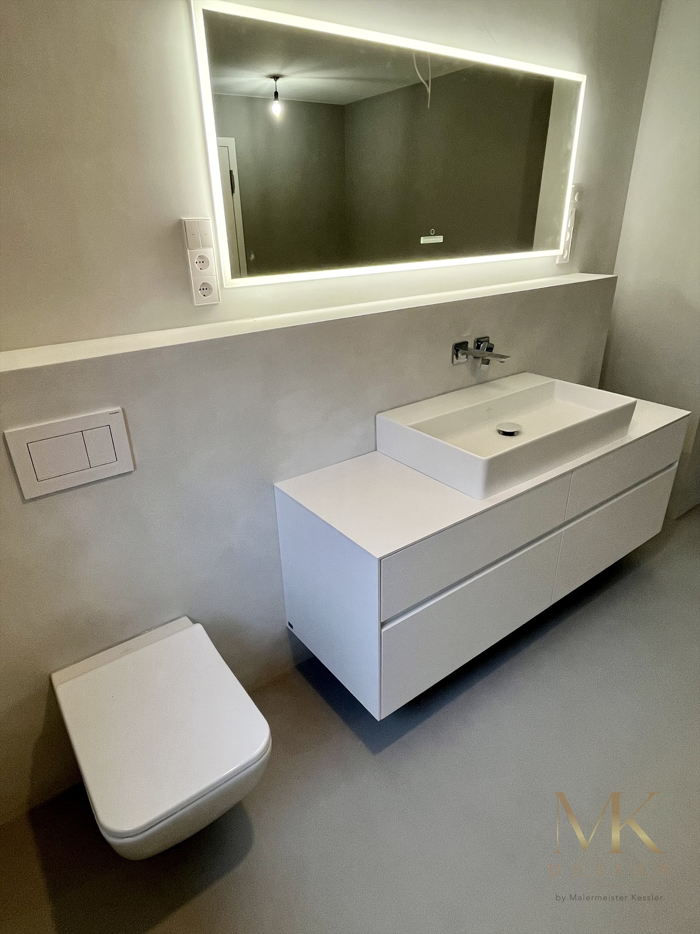 Waschtisch vor Kalkputzwand im Badezimmer in Maichingen