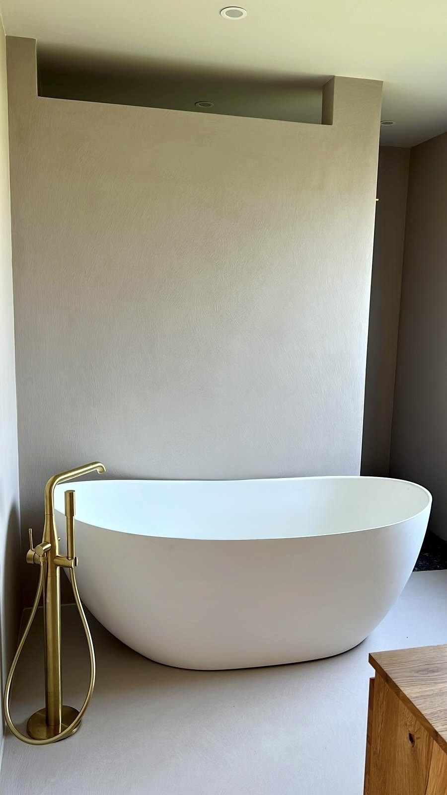 Freistehende Badewanne mit goldener Standarmatur in Rottenburg