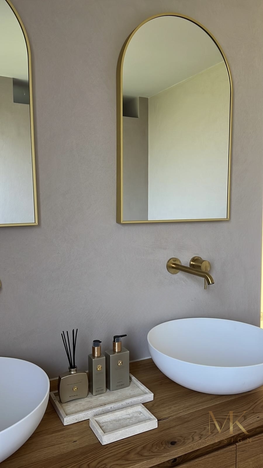 Waschtisch mit goldenen Spiegeln und Armaturen in Rottenburg